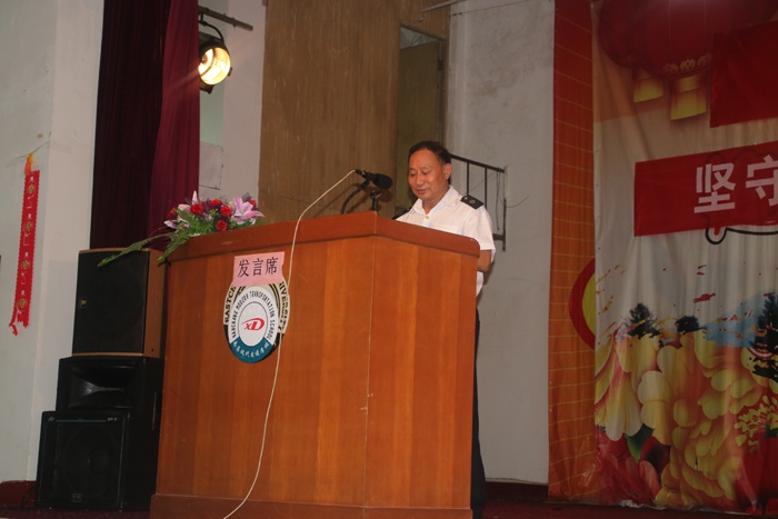 1594190522987358.jpg 黨支部書記方促進勉勵畢業(yè)生.JPG